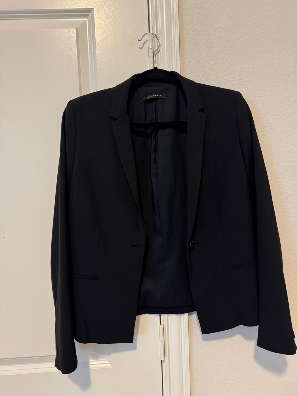 Elie Tahari women black blazer size 8